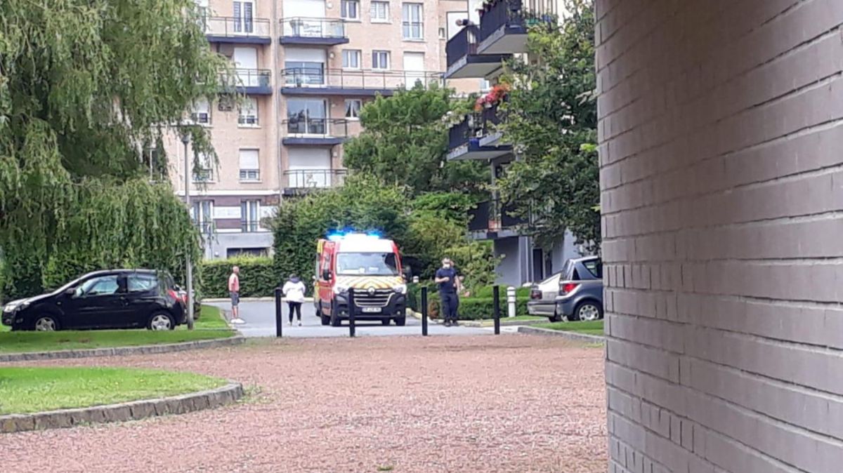 80-year-old woman miraculously falls from 6th floor onto roof of car - spectacular video