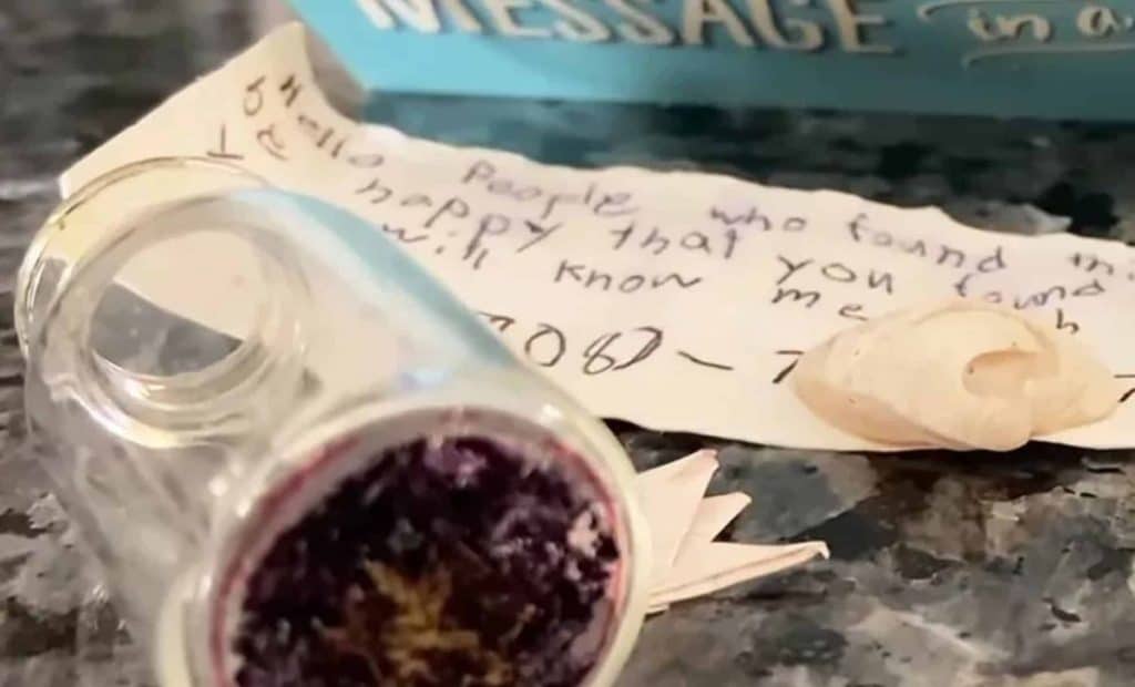 A little girl finds a bottle thrown into the sea 7 years ago and containing a handwritten message