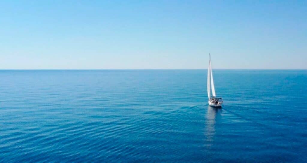 Lost At Sea For 24 Days, He Survives Thanks To An Unusual Item Left On Board