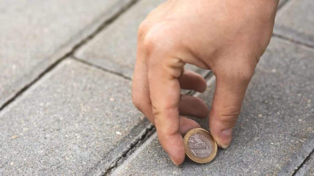 The Legal Risks of Picking Up Money From the Ground, According to an Expert